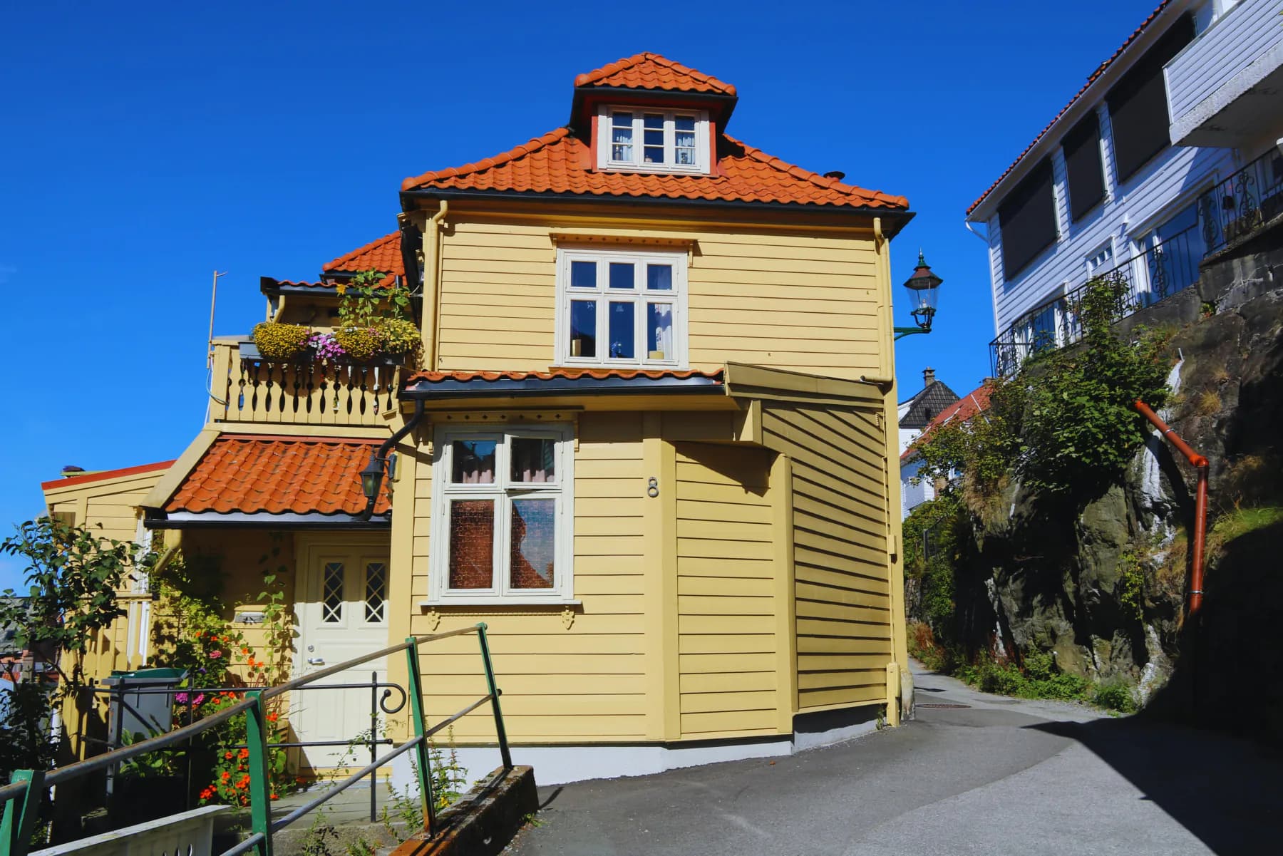 Norsk bolig fotografert utenfra en klar dag