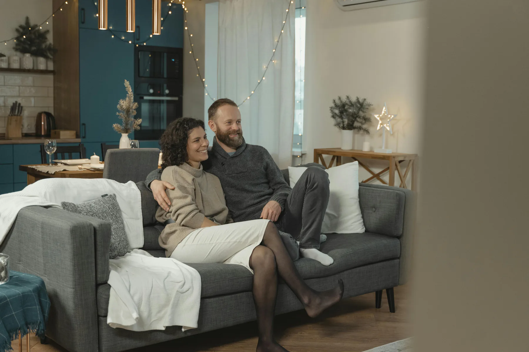 Par vurderer økonomien og et krav hjemme ved bordet