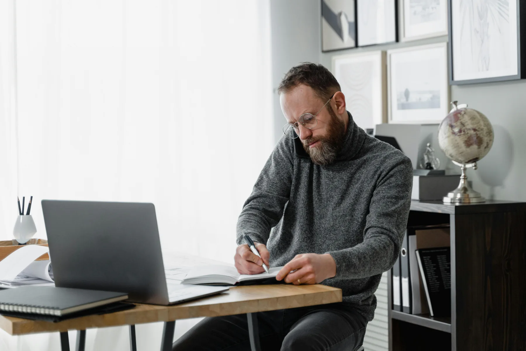 Person regner på avdrag og termin med laptop og papirer